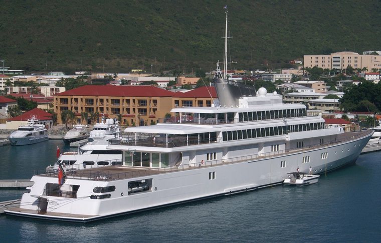 Luxusyacht Rising Sun im Hafen