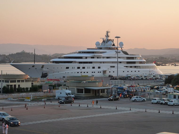 Mega Yacht Topaz im Sonnenuntergang