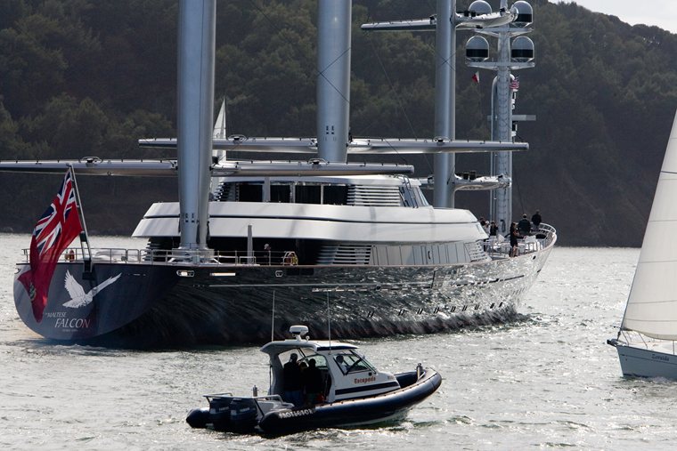 Superyacht Maltese Falcon beim Verlassen des Hafens