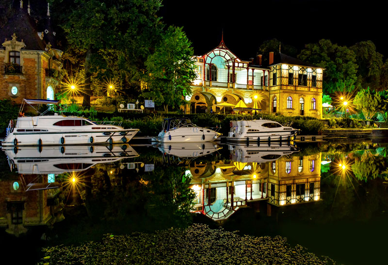 Boote auf der Saar bei Saargemünd in Frankreich