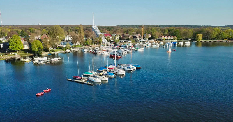 Hausboot Urlaub: Blick auf die Scharfe Lanke an der Havel in Berlin Spandau